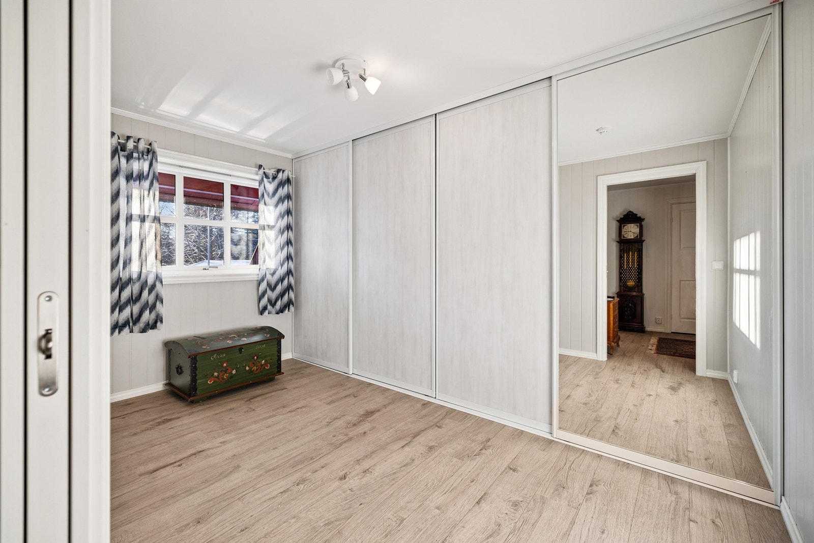 Hovedsoverommet har en stor skyvedørsgarderobe med speilfronter for god oppbevaring. Galleribilde