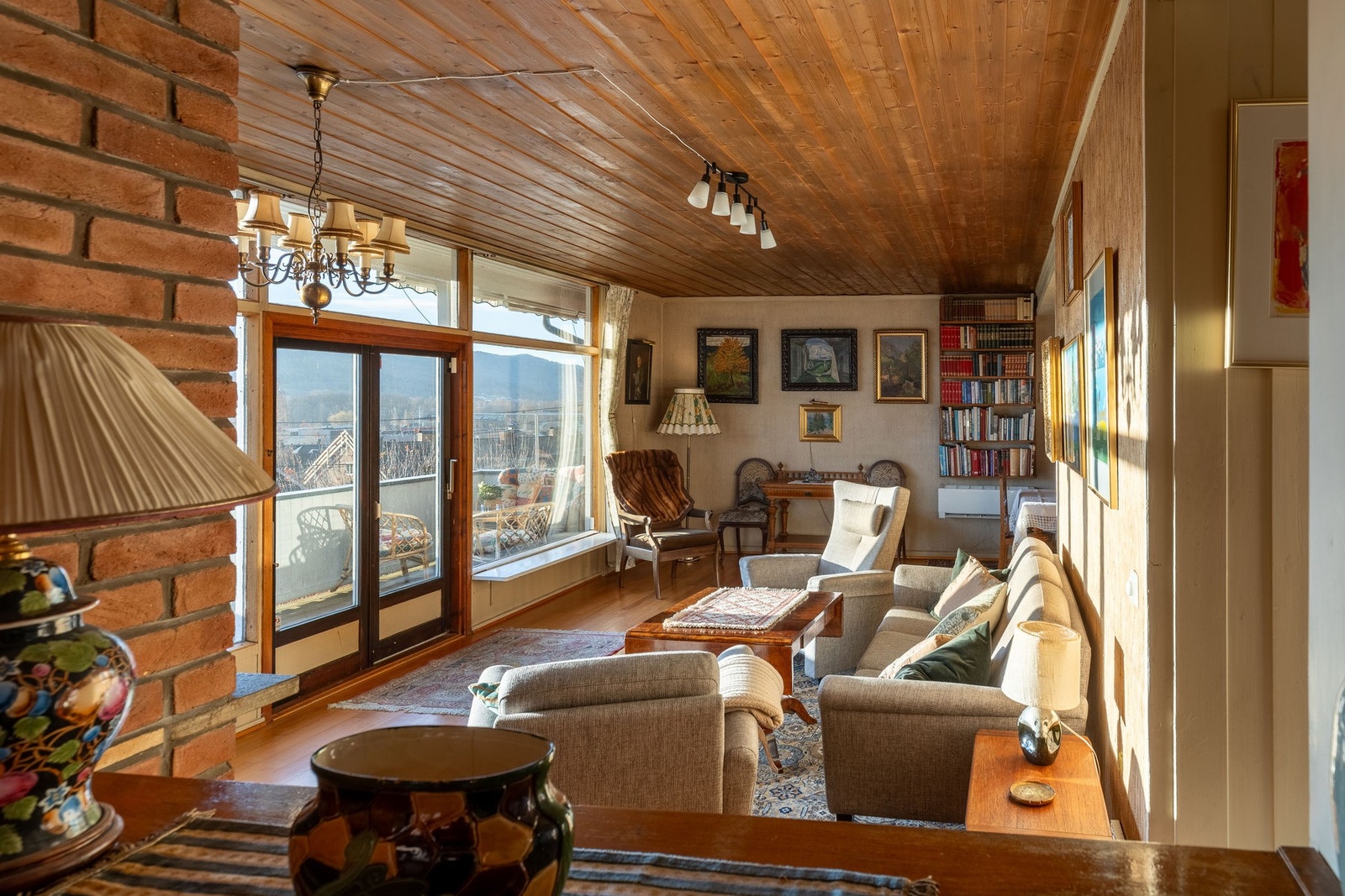 Det er store vinduer som gir masse naturlig lys. Galleribilde