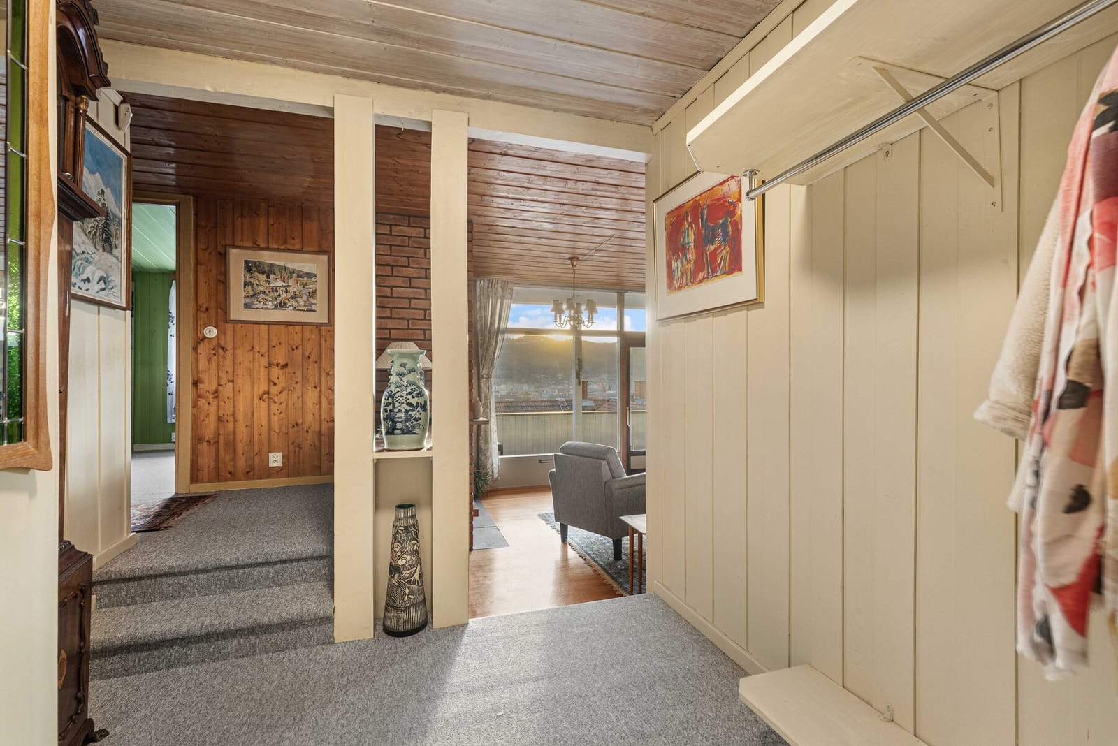 I gangen er det plass for yttertøy. Galleribilde