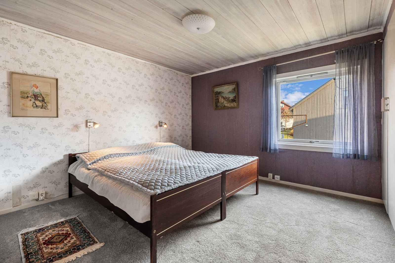 Hovedsoverommet er romslig, med god plass til dobbeltseng og nattbord. Galleribilde