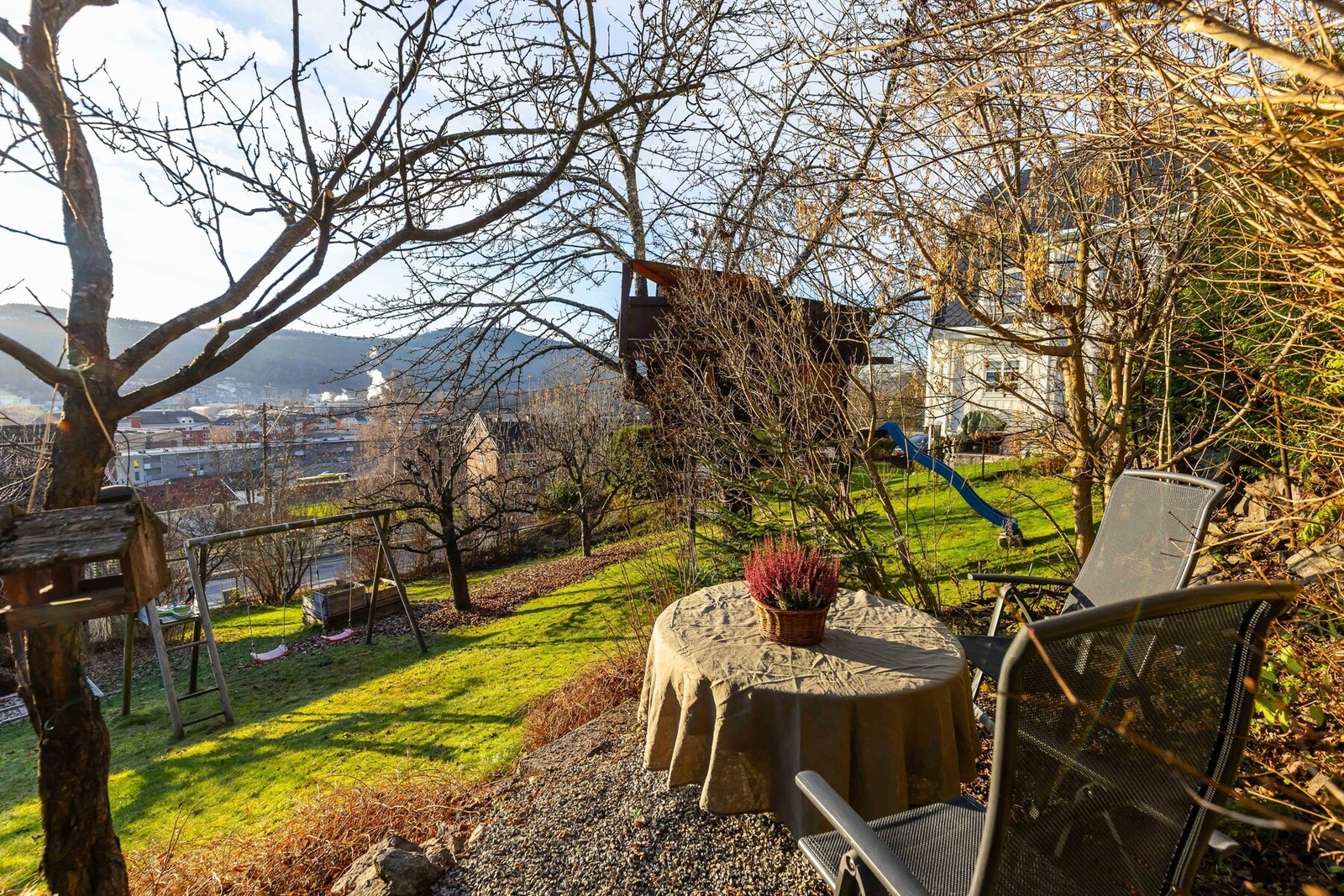 Det er opparbeidet en sitteområde i hagen. Galleribilde