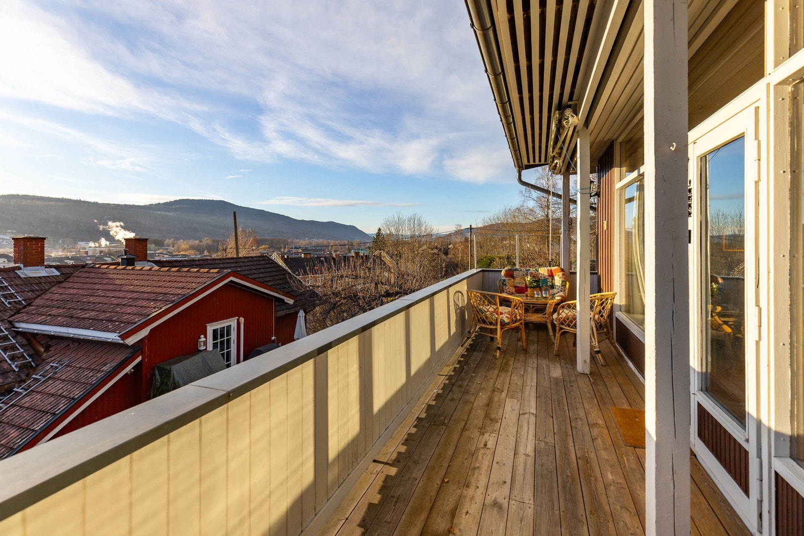 Stor, solrik veranda med god utsikt. Galleribilde