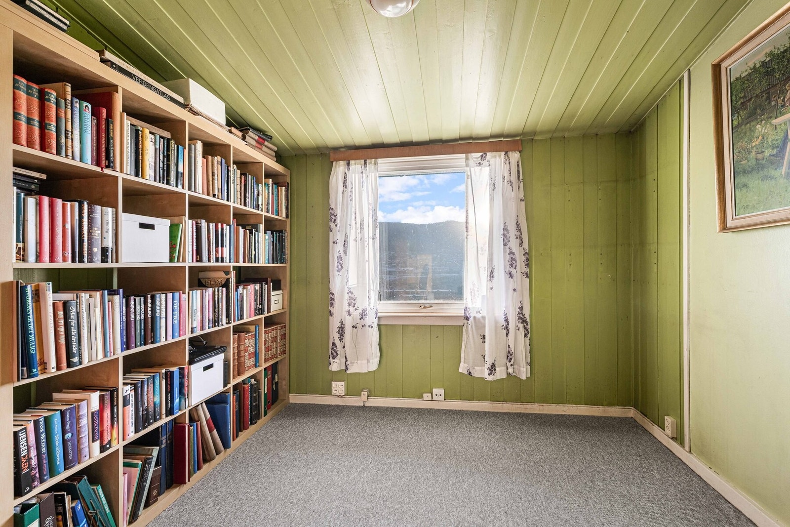 Soverom med stor bokhylle. Kan også benyttes til kontor, eller arbeidsrom om ønskelig. Galleribilde