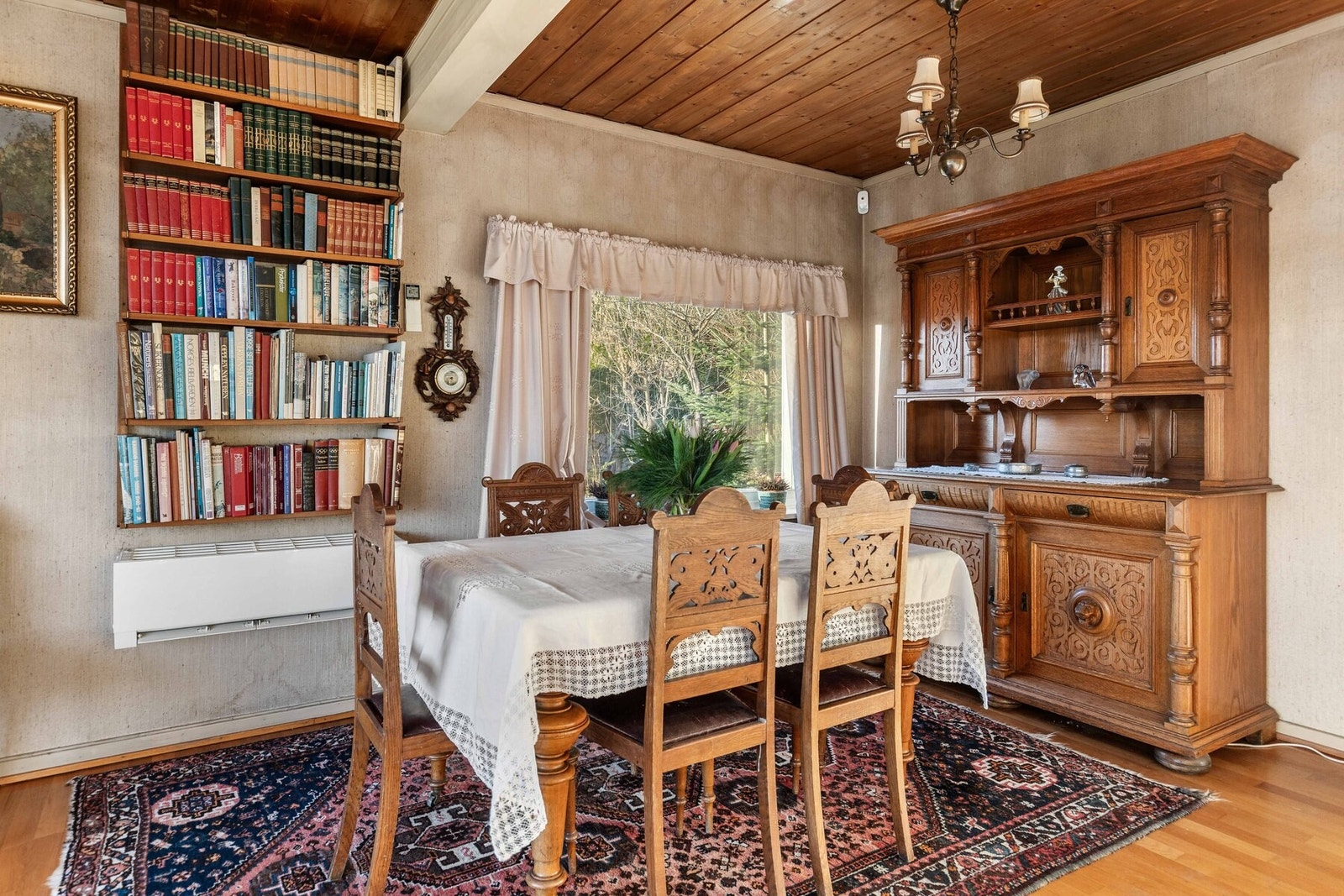 Det er montert varmepumpe i spisestuen. Galleribilde