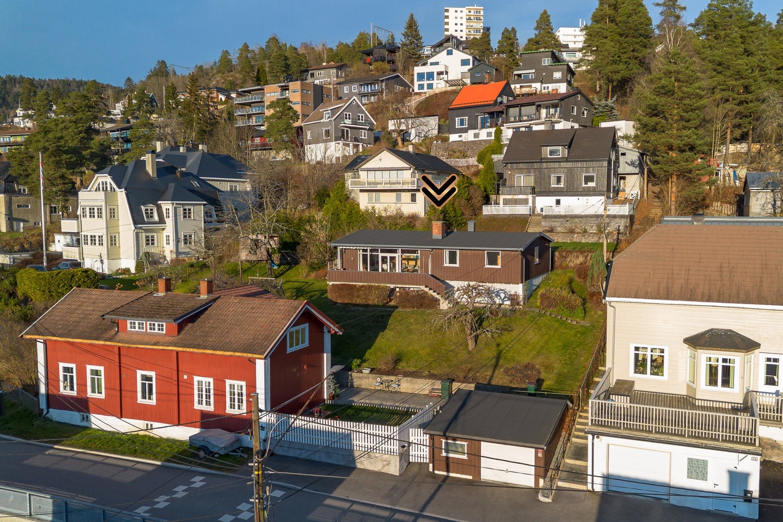 Boligen ligger i et etablert område med variert bebyggelse og god utsikt. Galleribilde