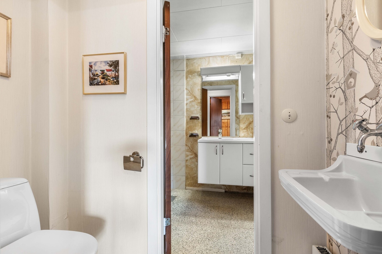 Fra gangen er det gjennomgang til bad, via wc-rom. Galleribilde