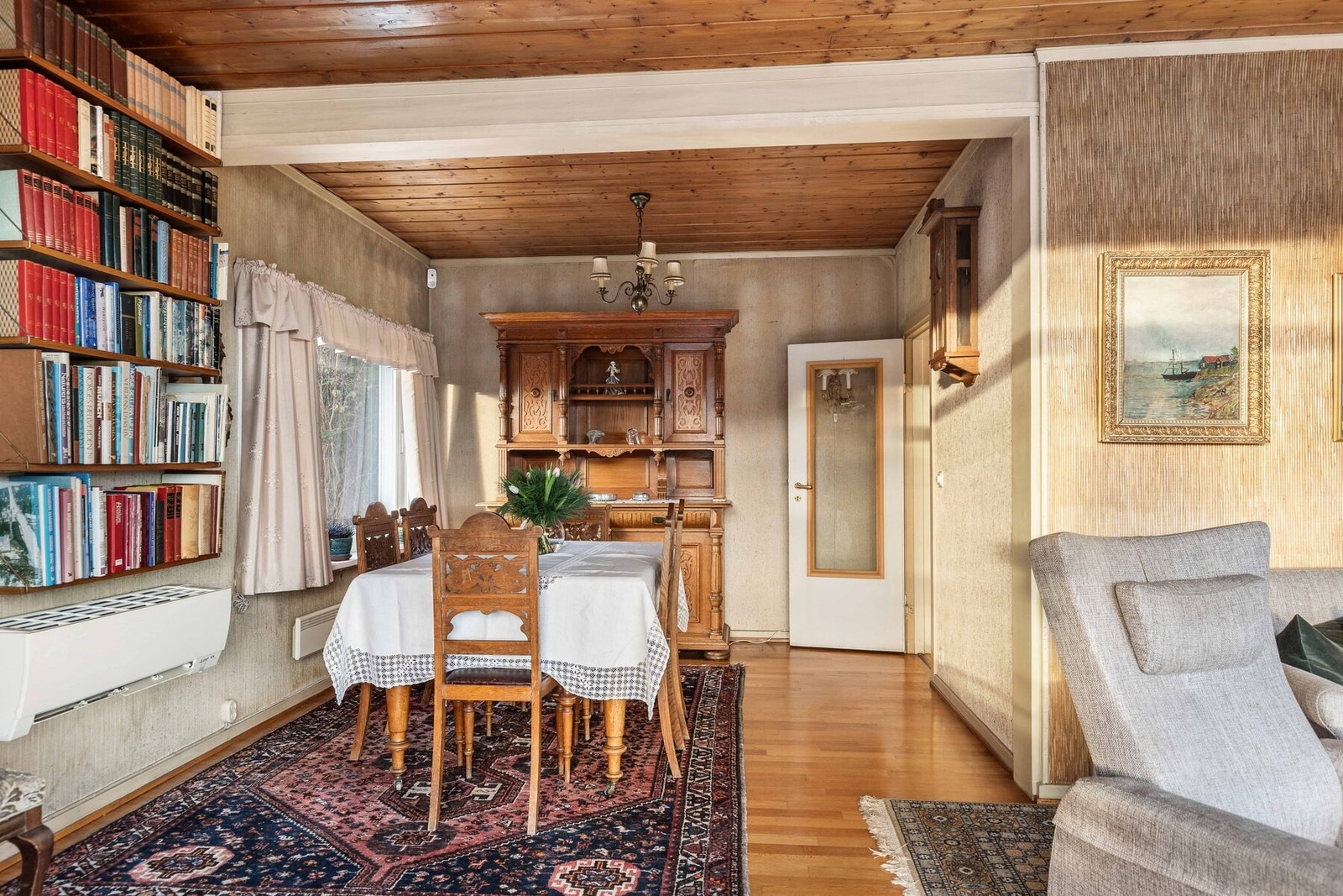 I den ene delen, ved kjøkkenet, passer det utmerket med spisestue. Galleribilde