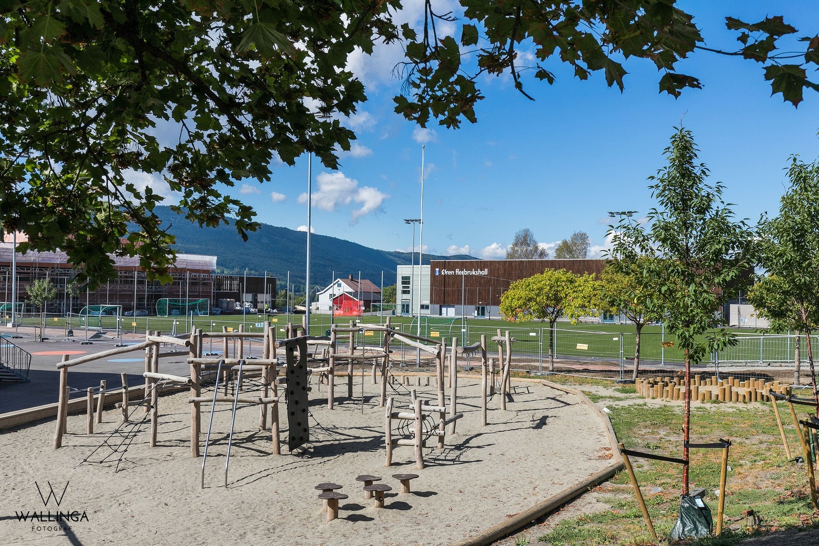 Øren har både flerbrukshall, fotballbane, og lekeplass. Galleribilde