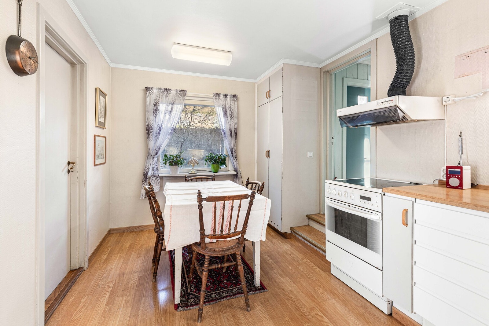 Innenfor kjøkkenet er det en hendig bod. Galleribilde