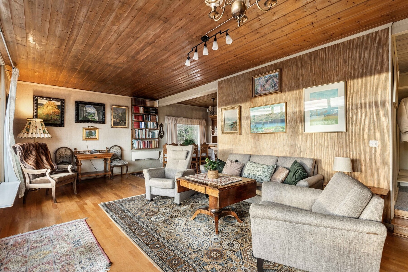 Det er god plass for sofagruppe og tilhørende møblement. Galleribilde