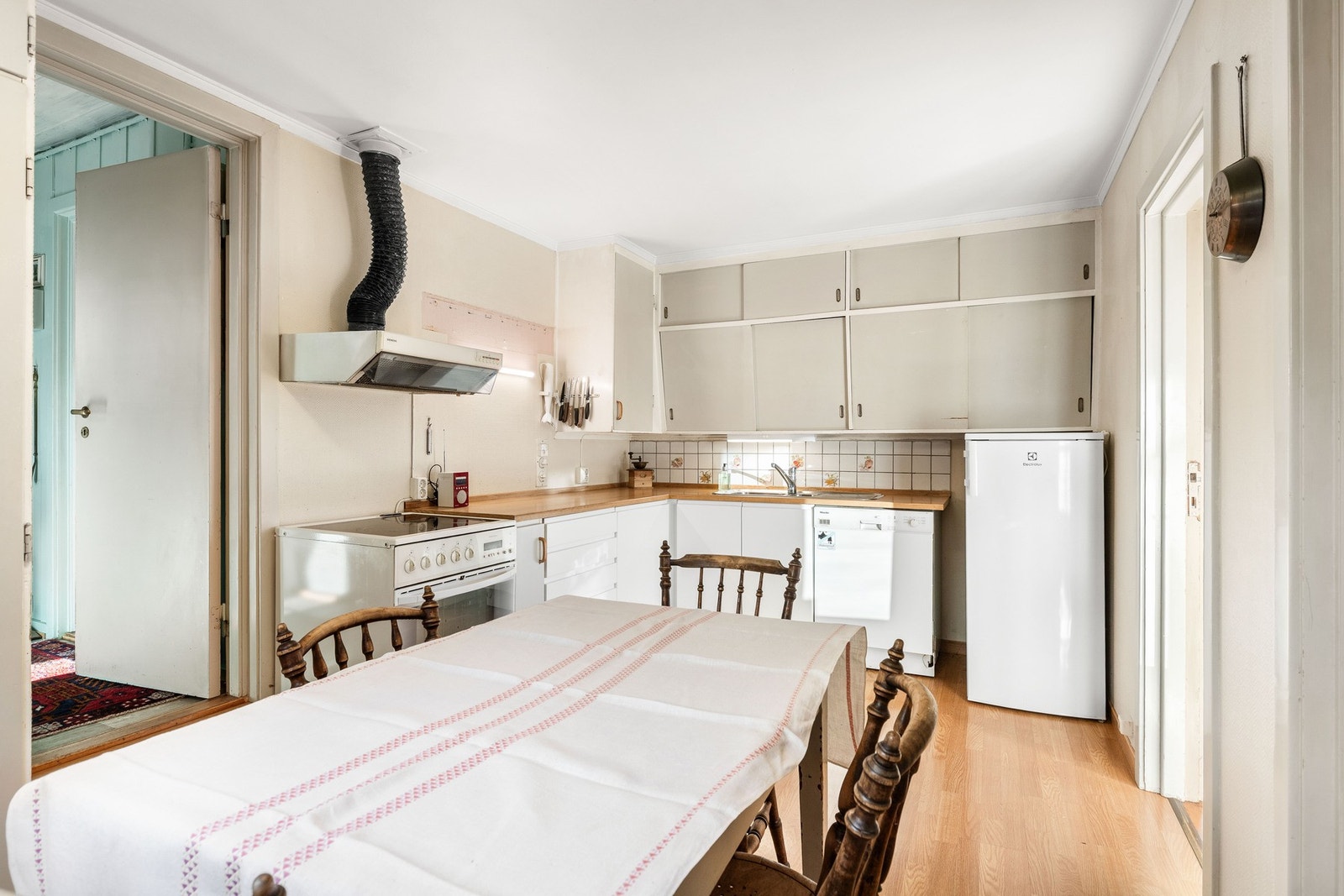 På kjøkkenet er det god plass til et spisebord ved vinduet. Galleribilde