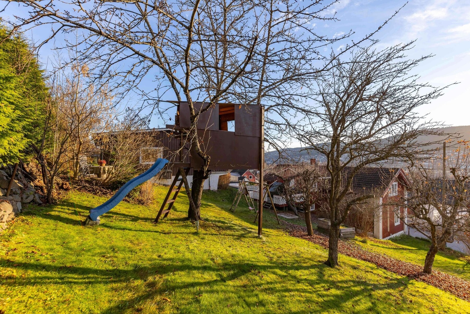 Trehytte/sklie i skråningen som tilhører nabo i nr. 30 og kan fjernes dersom ønskelig. Galleribilde