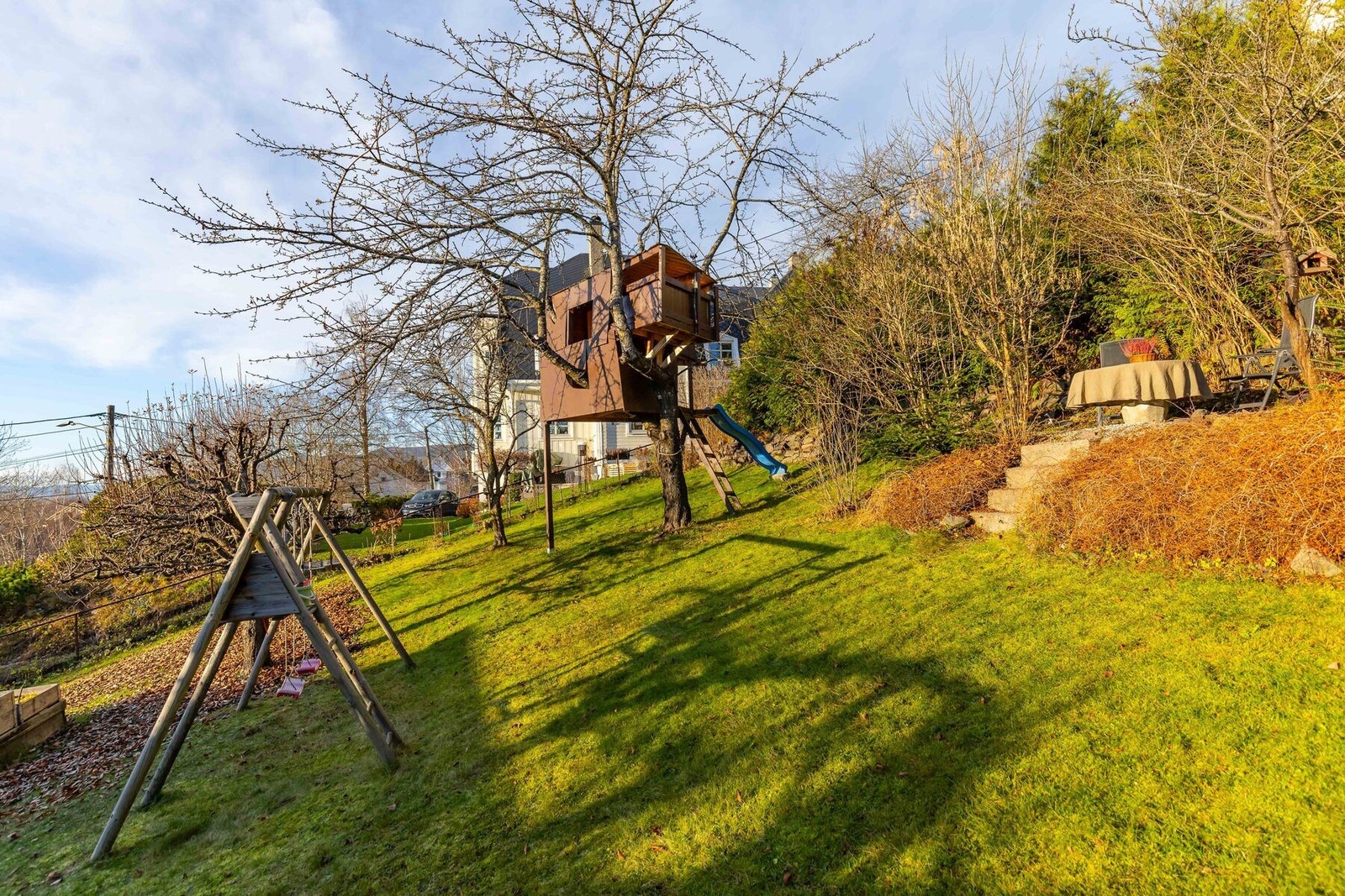 Det står en trehytte/sklie i skråningen, men denne tilhører nr. 30 og kan fjernes dersom ønskelig. Galleribilde