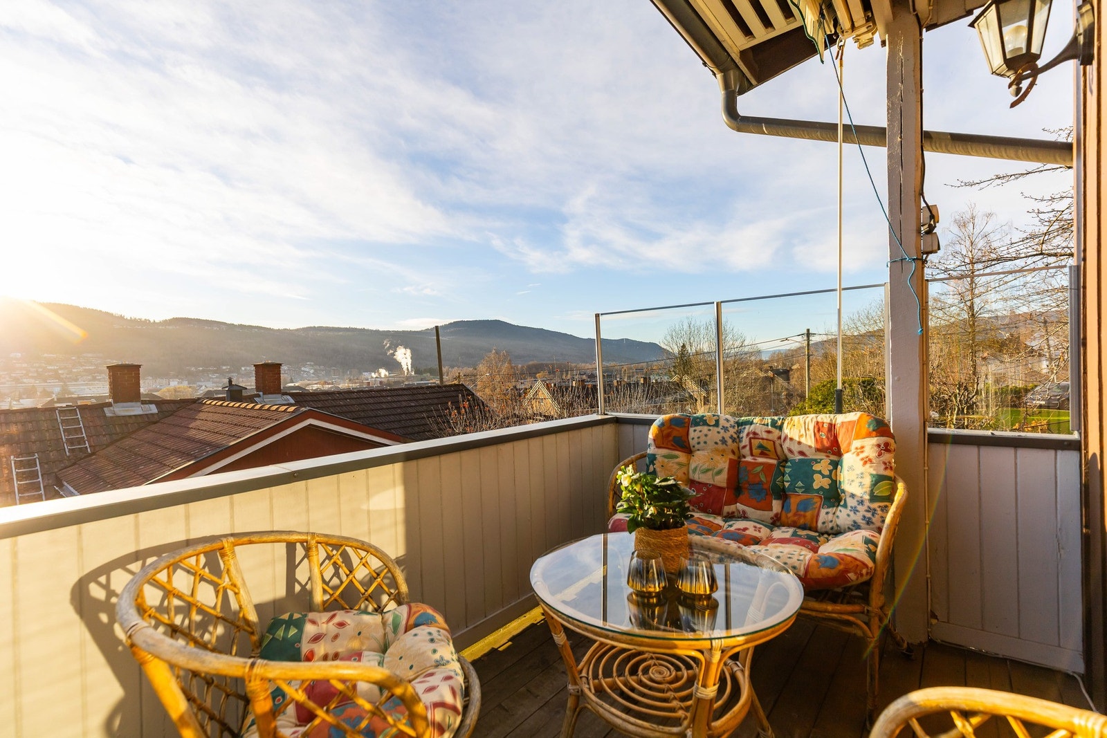 Det er gode solforhold, og god plass for utemøblement. Galleribilde