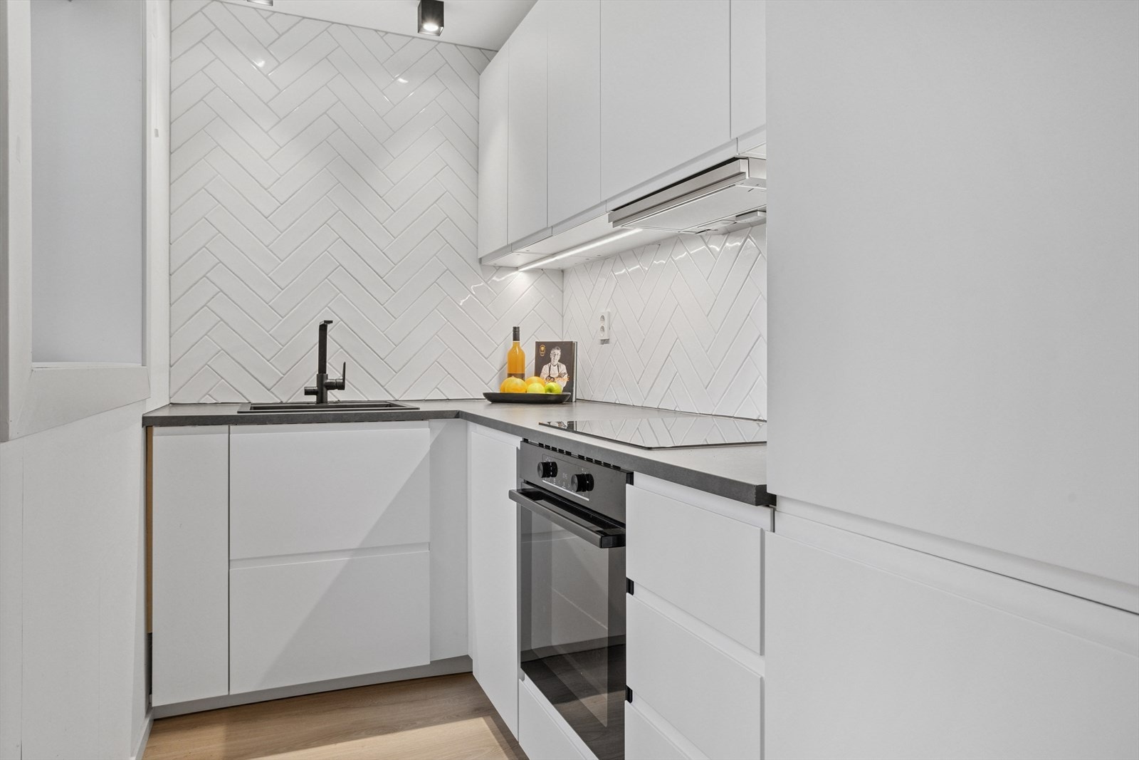 Flott lyst kjøkken med integrerte hvitevarer. Galleribilde