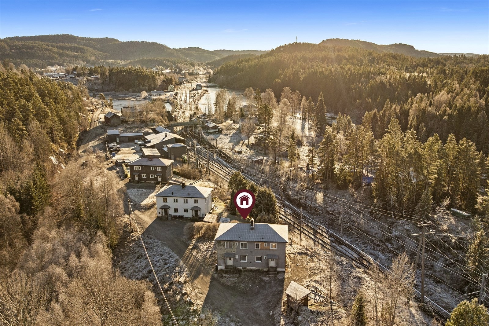 Eiendommen ligger sentralt til på Neslandsvatn, med gåavstand til de fleste fasiliteter. Galleribilde