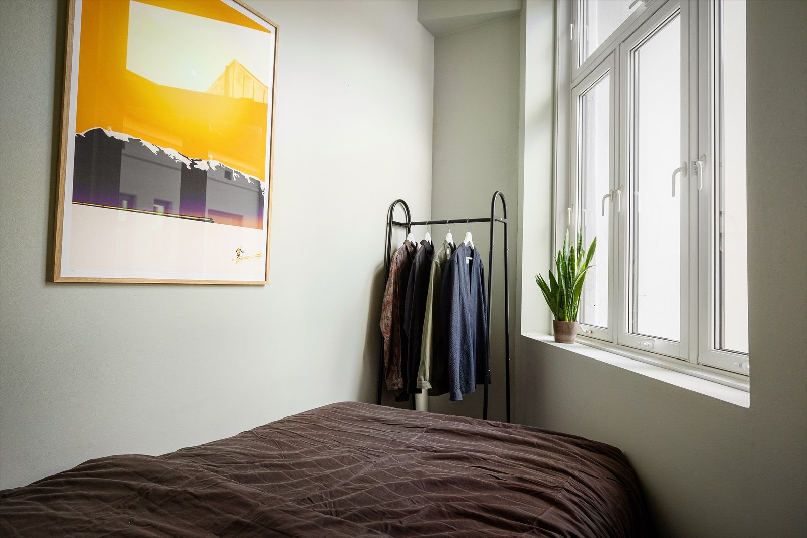 Store vindusflater sikrer godt med lys og luft. Soverommet vender mot bakgård. Galleribilde