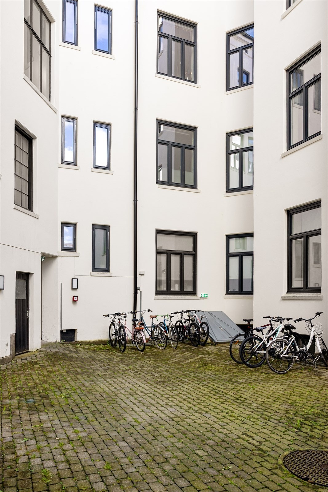 Bakgård med sykkelparkering og sittegrupper. Galleribilde