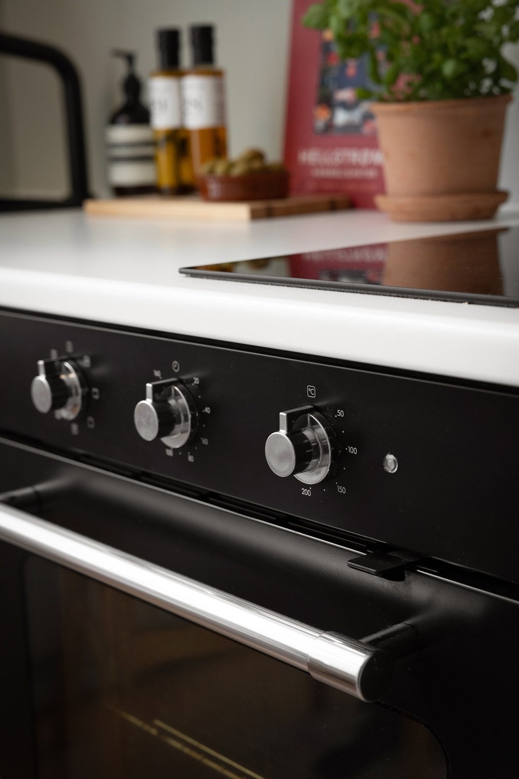 Kjøkkenet er fra 2022, med glatte fronter og benkeplate i laminat. Hvitevarene består av mekanisk vifte over integrert koketopp (to plater), integrert ovn, integrert kjøl/frys og integrert oppvaskmaskin. Galleribilde