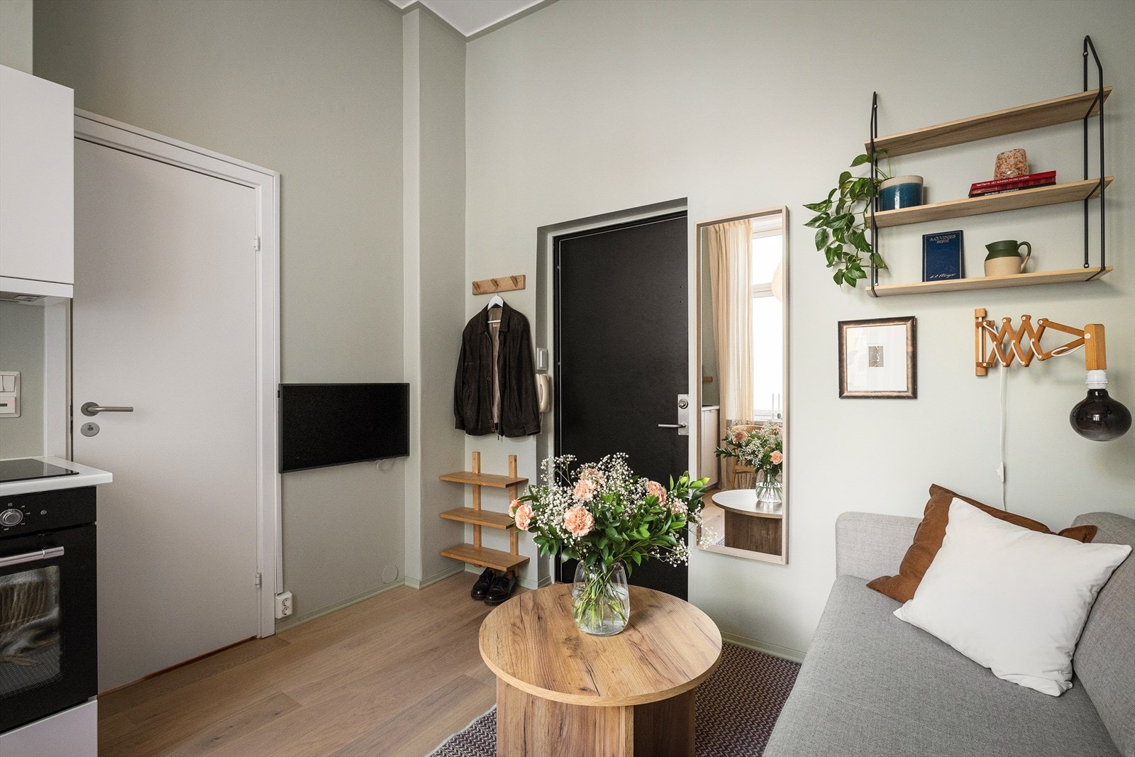 Ved inngangsdøren er det plass til knagger og sko for oppbevaring av yttertøy. Galleribilde