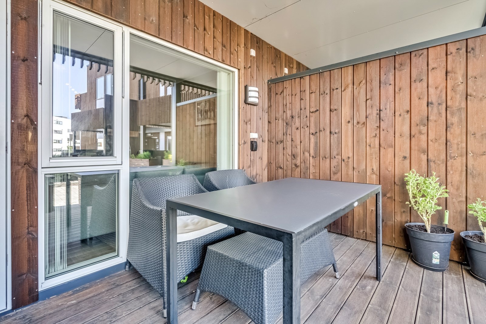 Terassen med plass til utemøbler Galleribilde