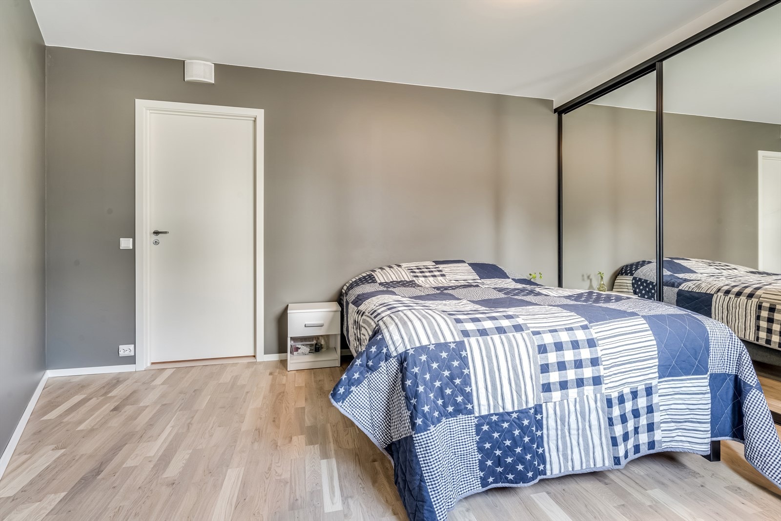 Soverom 1 har god plass til dobbeltseng og nattbord med praktisk skyvedørsgarderobe Galleribilde