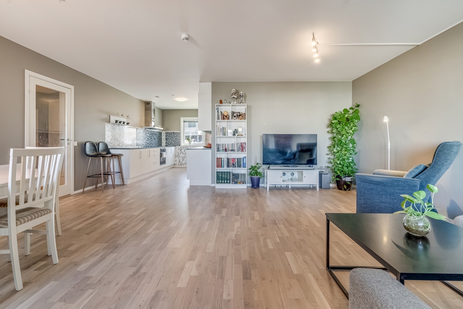 Stuen er romslig og er malt i pen dus farge Galleribilde