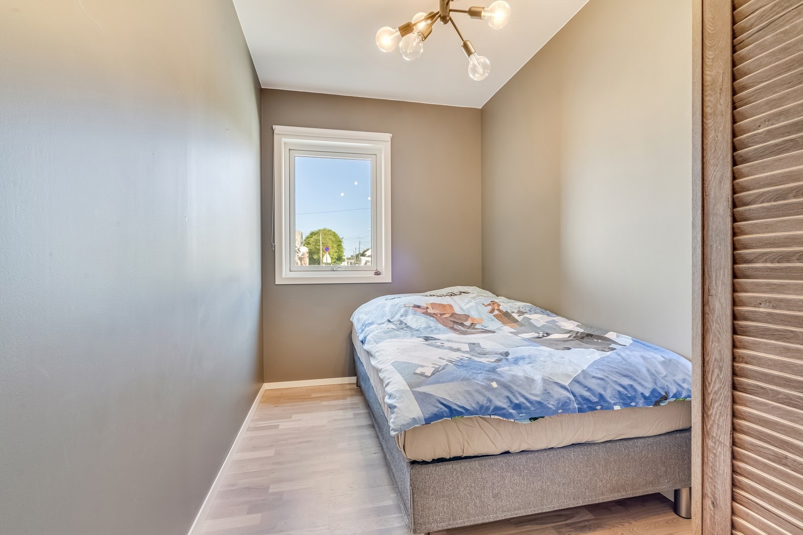 Soverom 2 med plass til seng, nattbord og garderobe Galleribilde