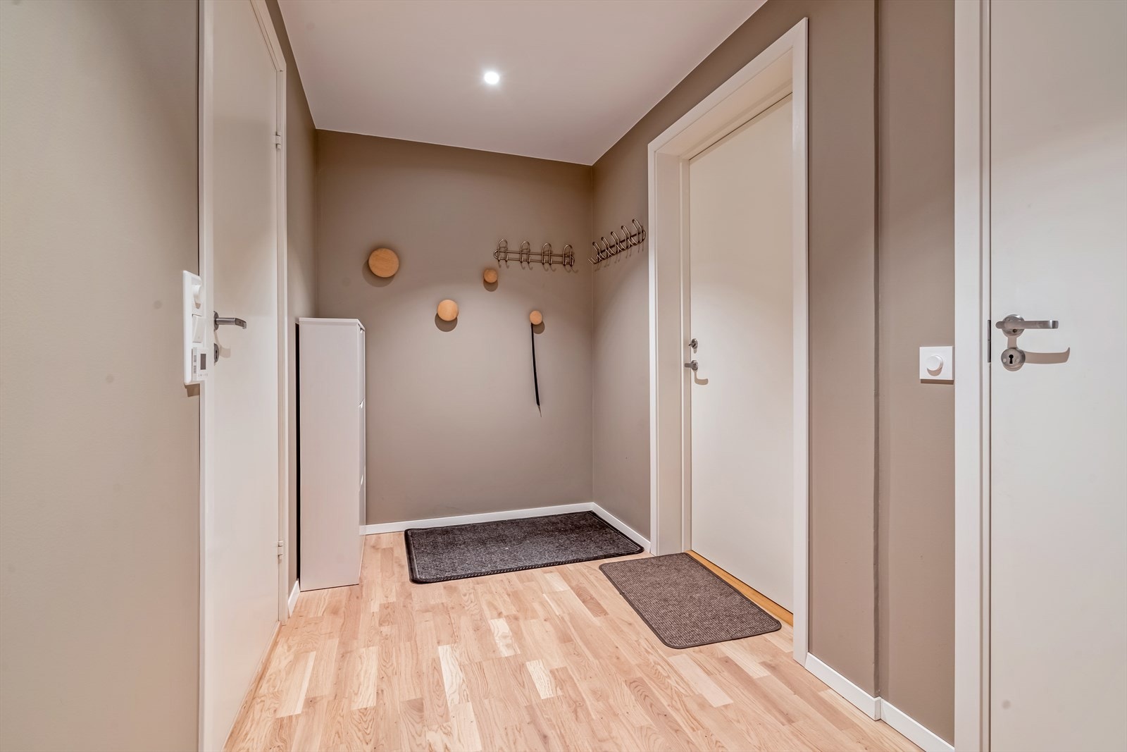 Entré med rikelig plass til å henge fra seg yttertøy Galleribilde