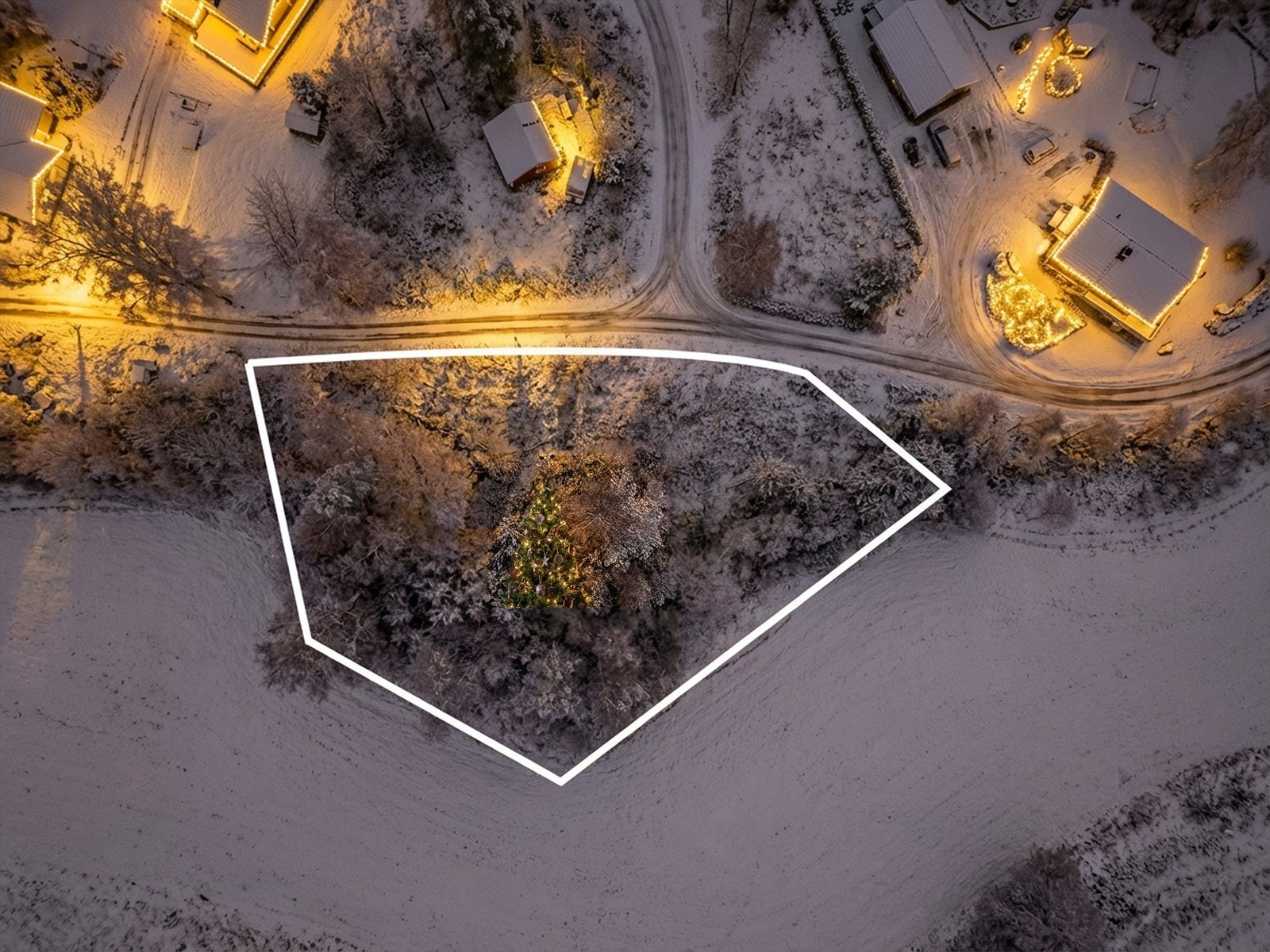 Attentus har gleden av å presentere denne fine tomten i all sin juleprakt. Det gjøres oppmerksom på at bildet er KI generert, og avviker fra virkeligheten. Galleribilde