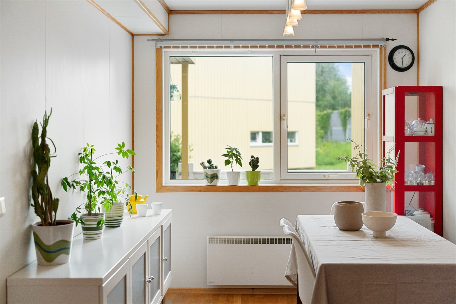 Store vinduer som slipper inn rikelig med dagslys. Galleribilde