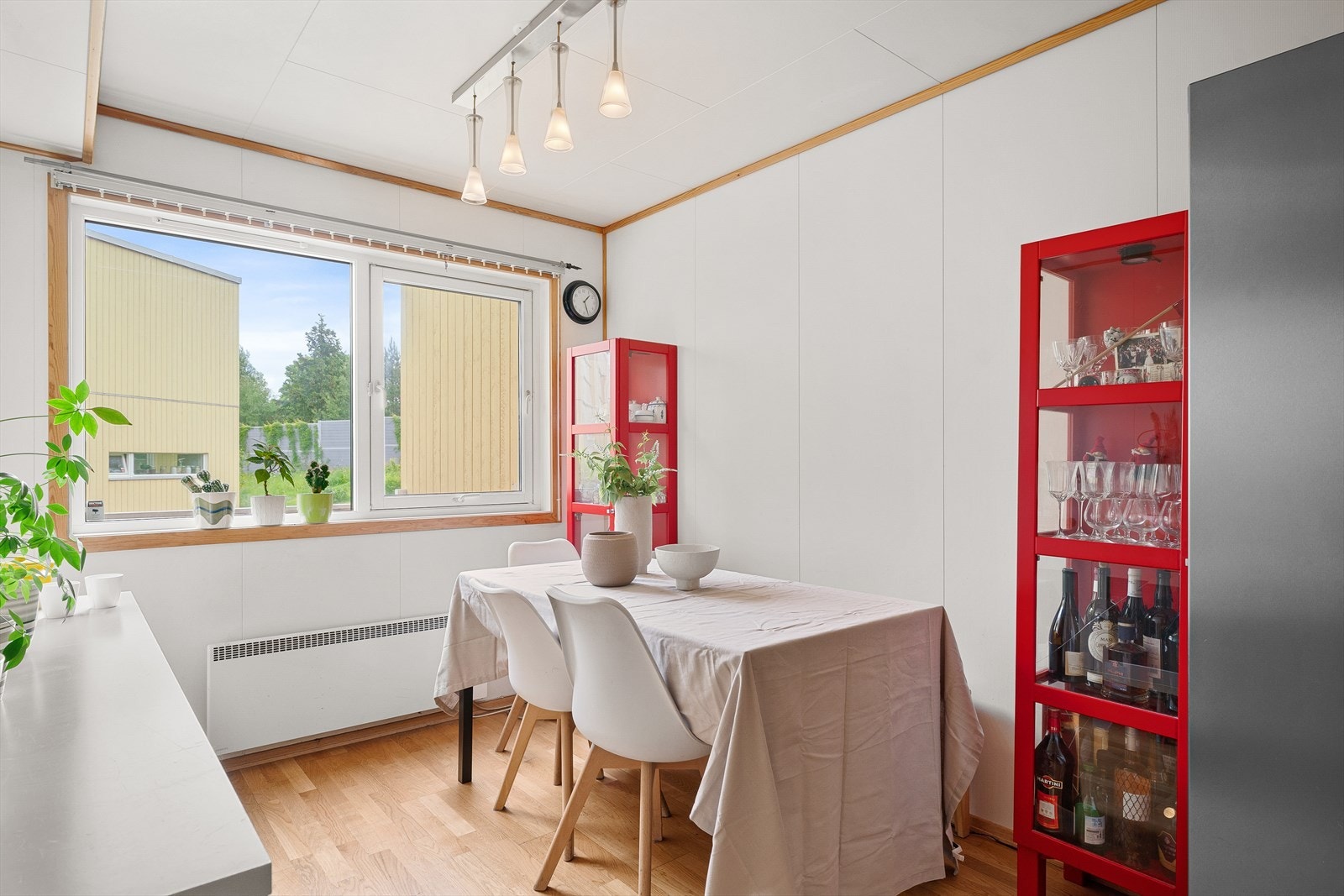 Romslig kjøkken med plass til stort spisebord for familie og gjester. Galleribilde