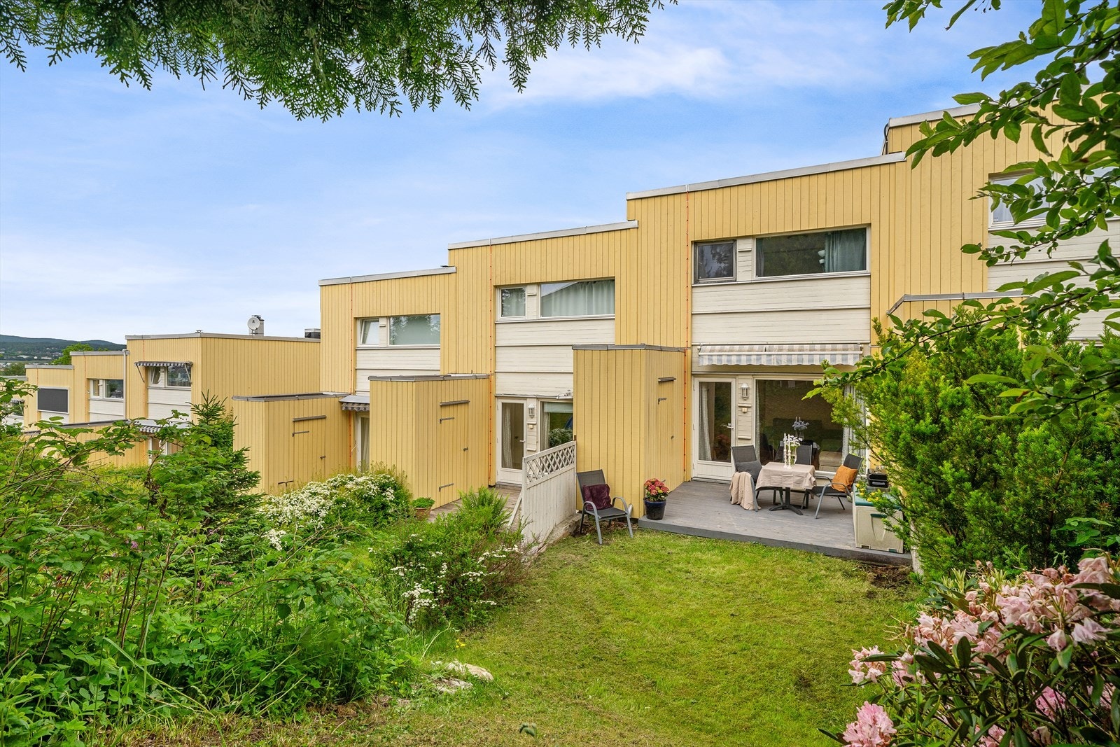 Sisilie Berg v/ Nordvik Frogner har gleden av å presentere Haugerudhagan 69. Et familievennlig rekkehus fra 2007, med to solrike terrasser, hagedel og garasjeplass. Boligen ligger i et veletablert og ettertraktet område på Haugerud. Foto: Paul Dragoman Galleribilde