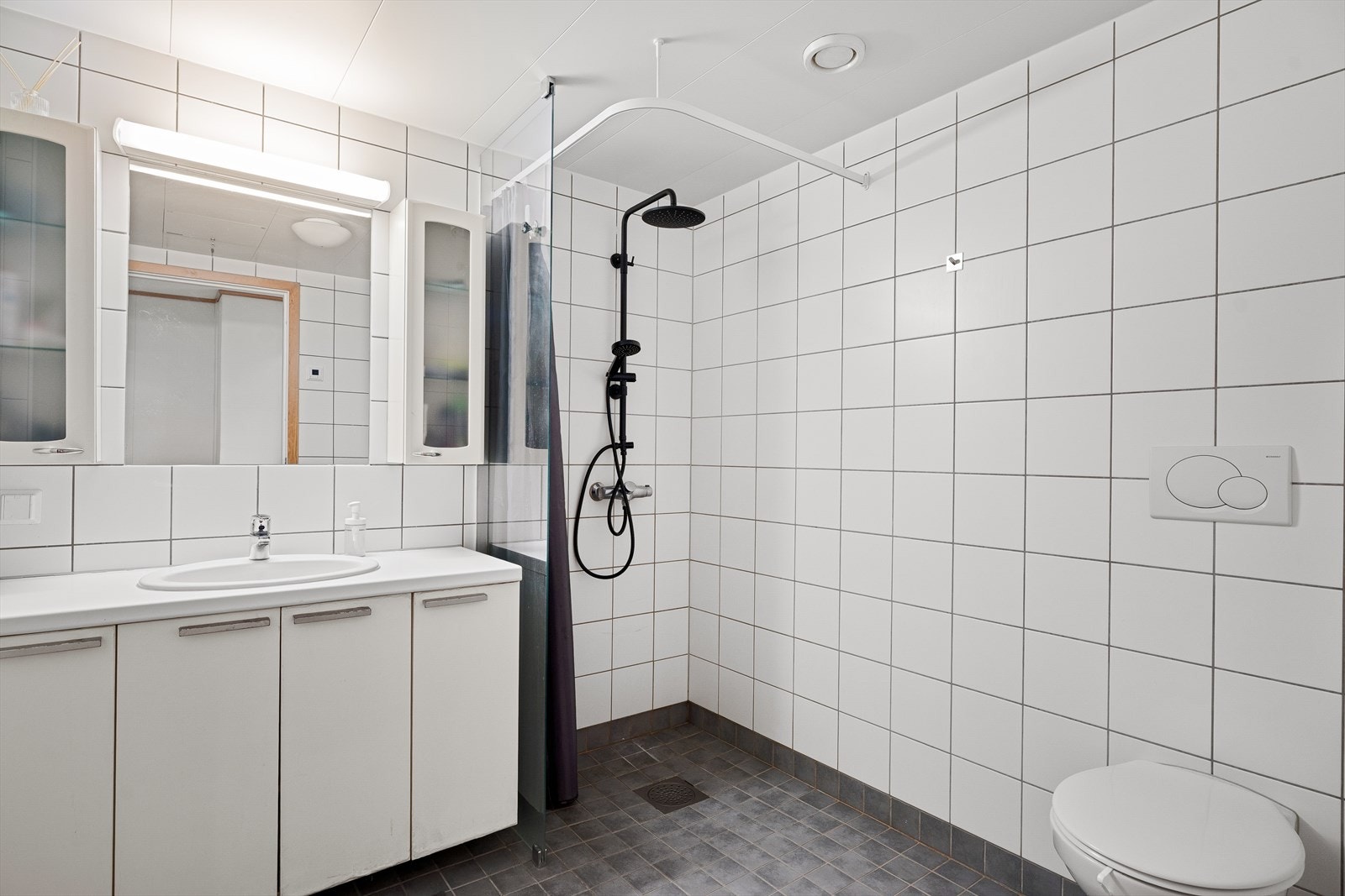 Rekkehuset har et toalettrom i første etasje og bad i andre etasje, ved soverommene. Galleribilde