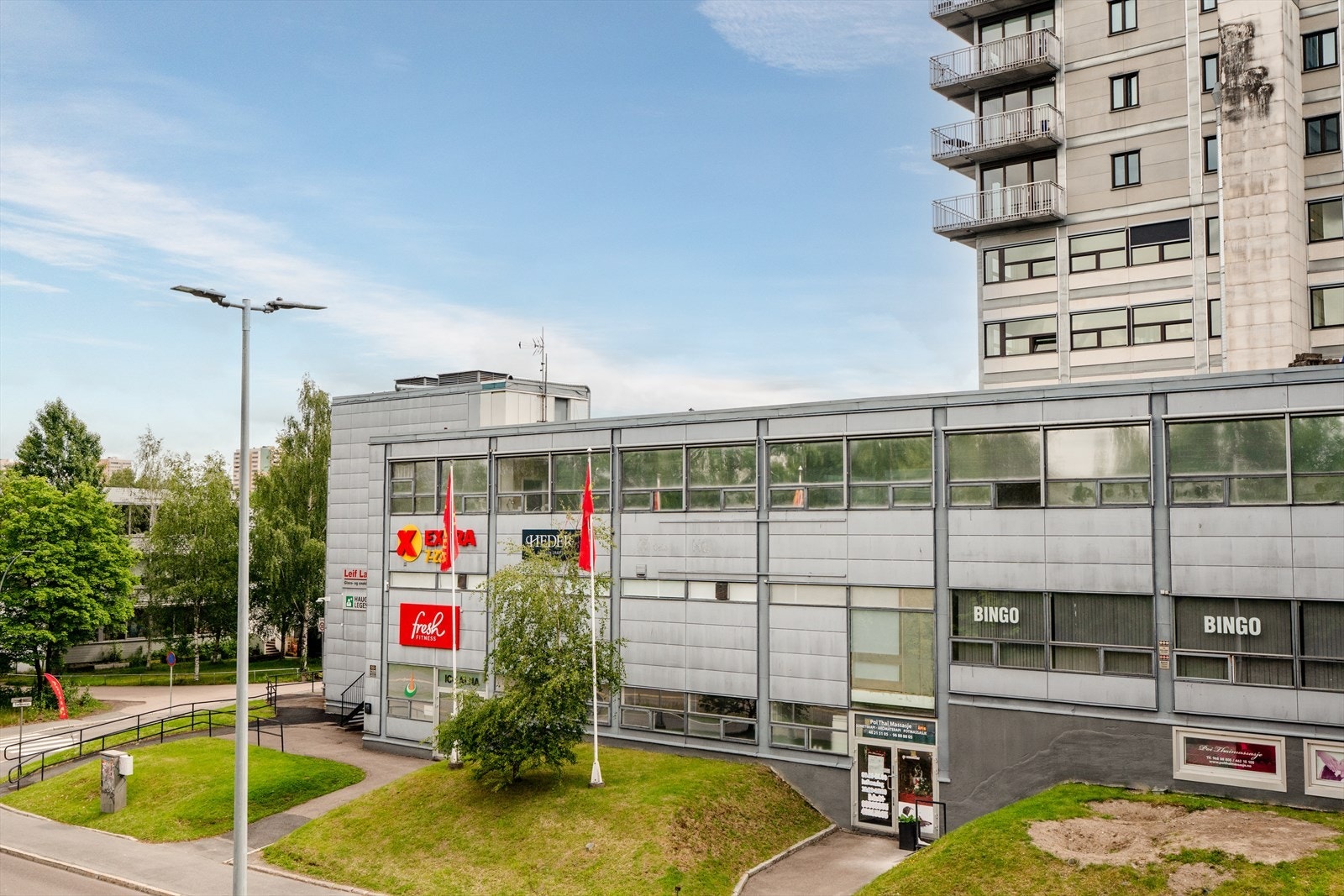 Dagligvarer får du enkelt tak i på Extra ved Haugerud senter, som ligger cirka 350 meter fra boligen. Galleribilde