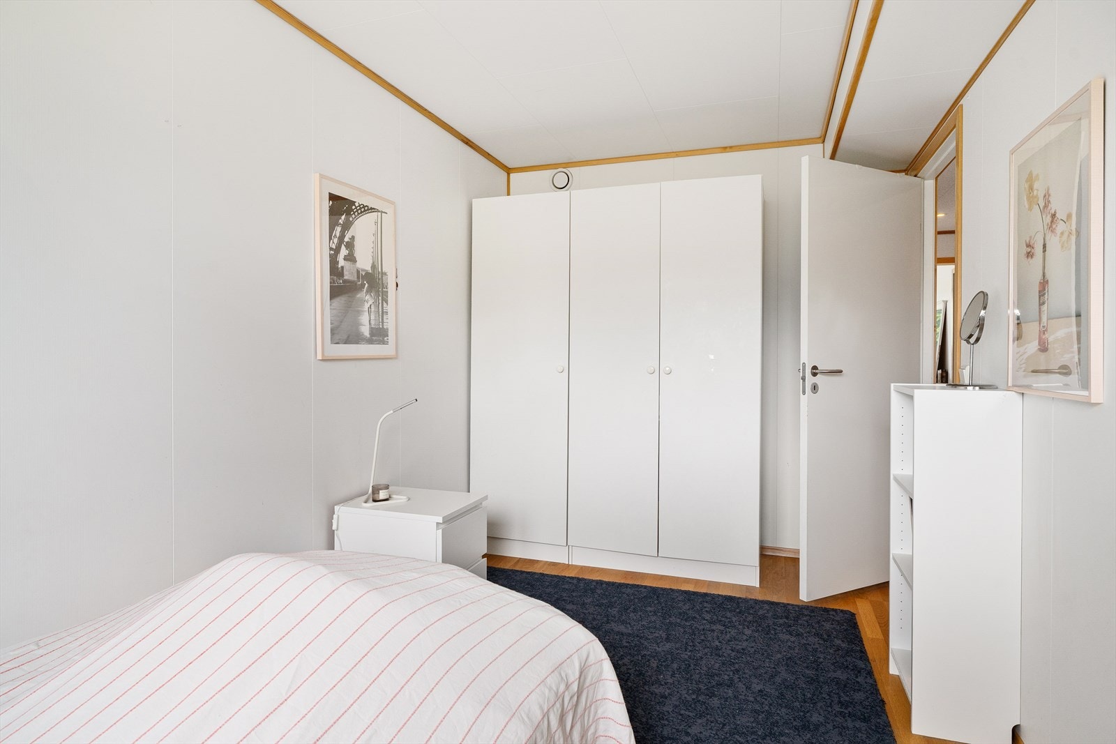 Boligen har tre romslige soverom med garderobeplass. Galleribilde