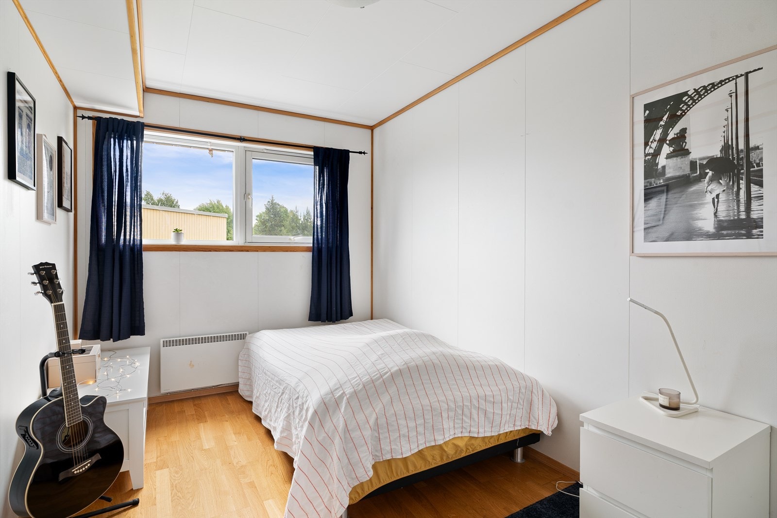 Soverom 2 med plass til seng, skrivebord og garderobe. Galleribilde