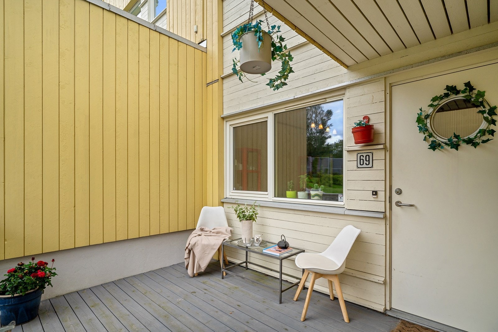 Inngjerdet og hyggelig terrasse på 9 kvm ved inngangspartiet. Galleribilde