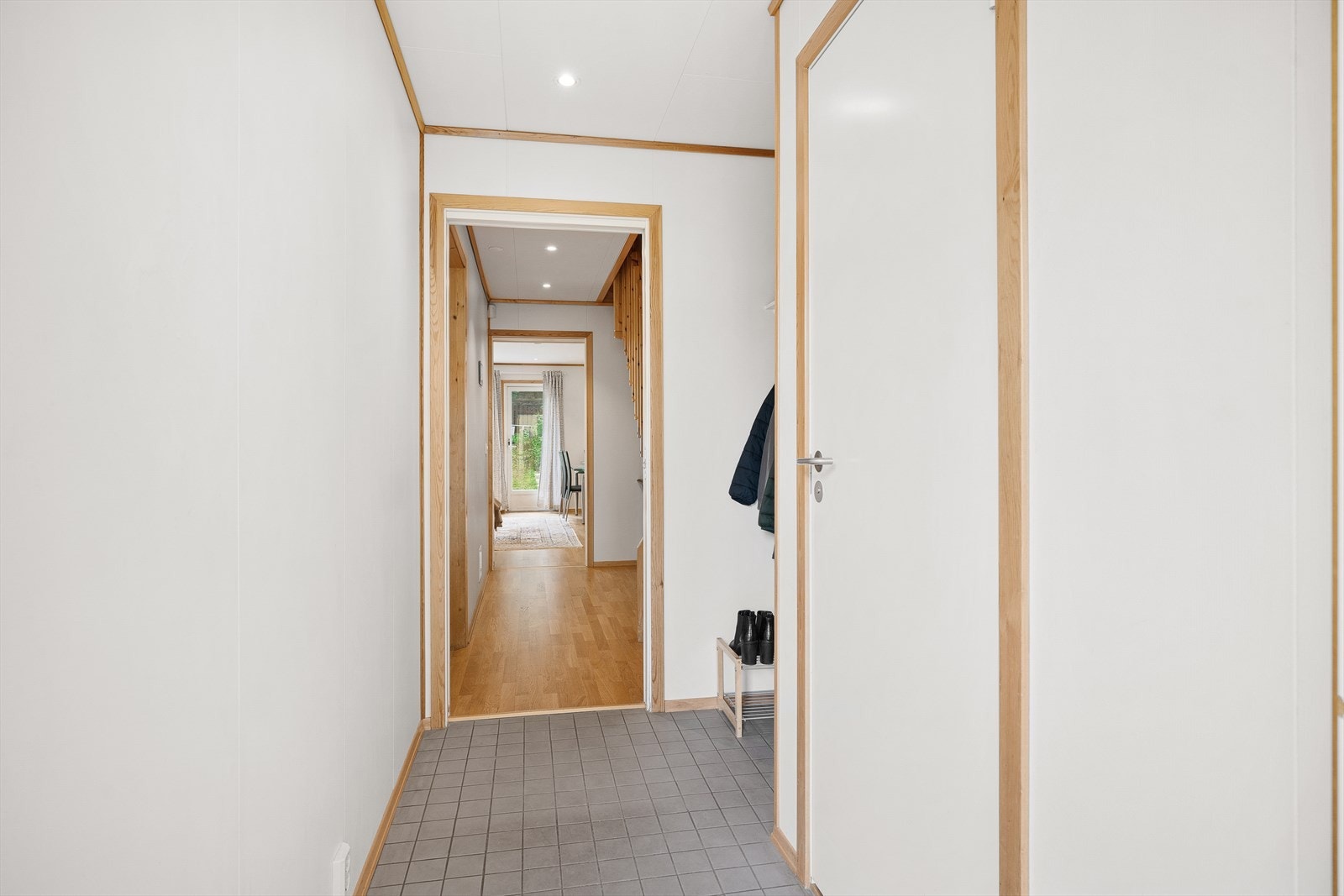 Innenfor velkomstterrassen har rekkehuset en lys og romslig entré med plass til sko og yttertøy. Galleribilde