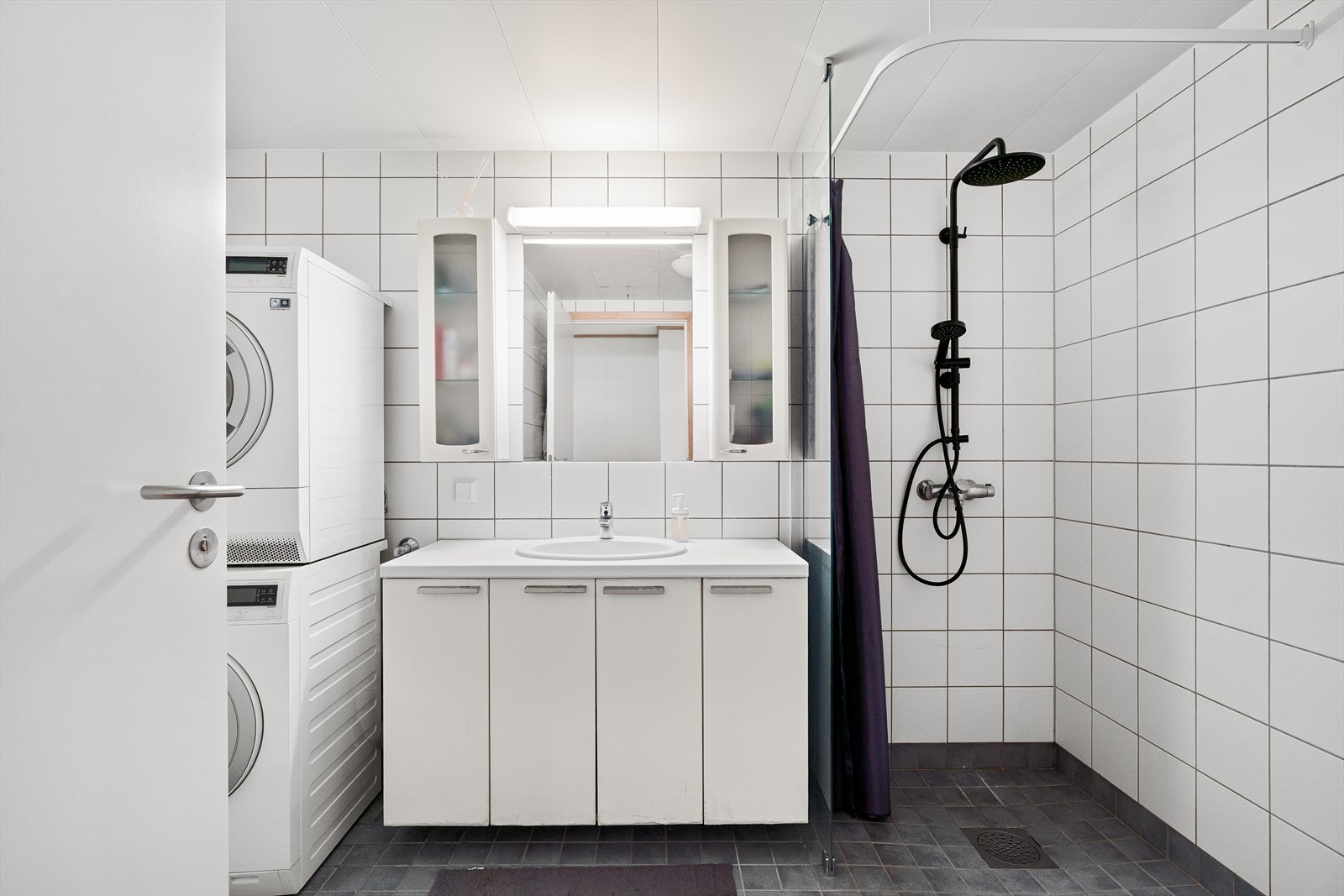 Lyst, flislagt bad fra 2007 med varmekabler i gulvet. Galleribilde