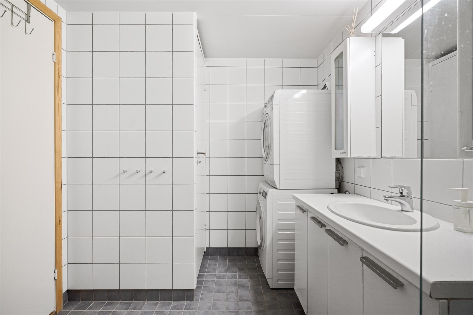 Romslig bad med opplegg til vaskemaskin og tørketrommel. Galleribilde