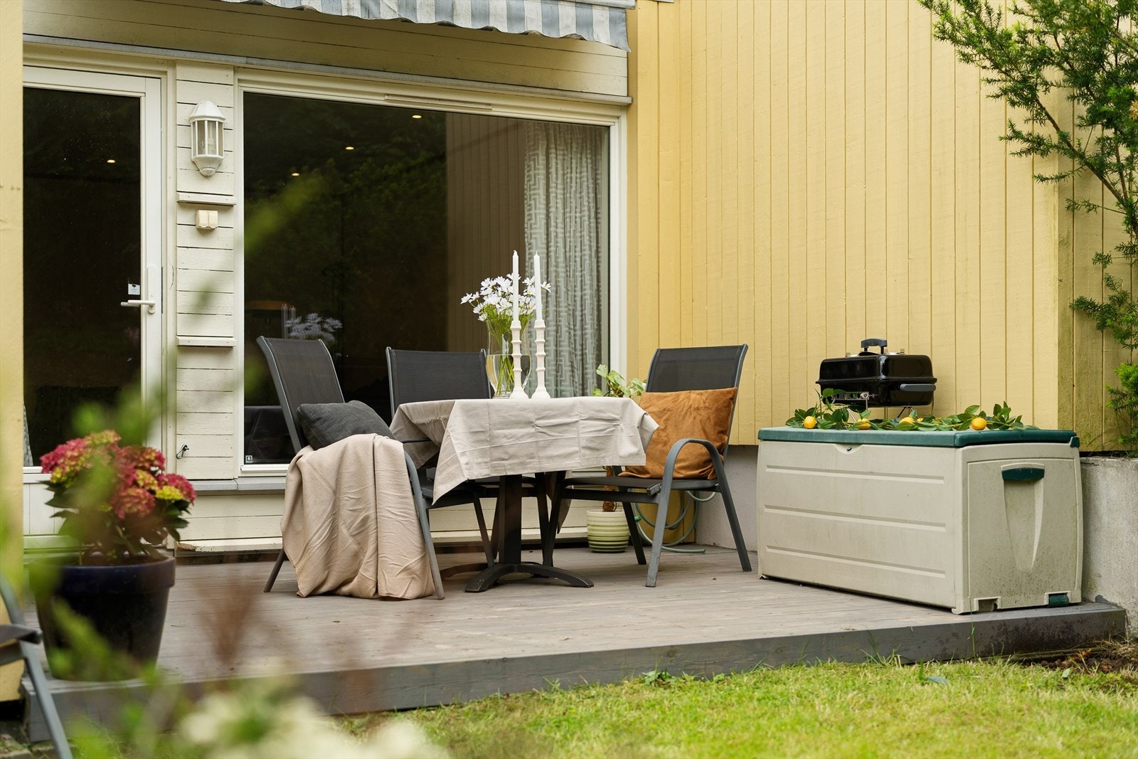 Fra stuen er det utgang til markterrasse med tilhørende hage. Galleribilde