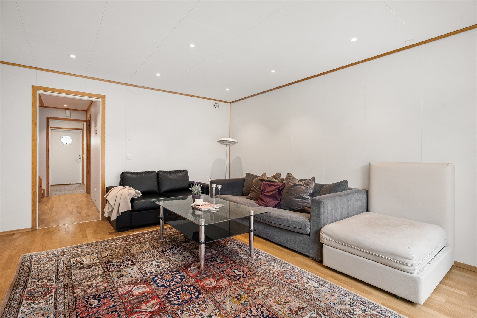 Trivelig oppholdsrom med luftig romfølelse og naturlig lys. Galleribilde