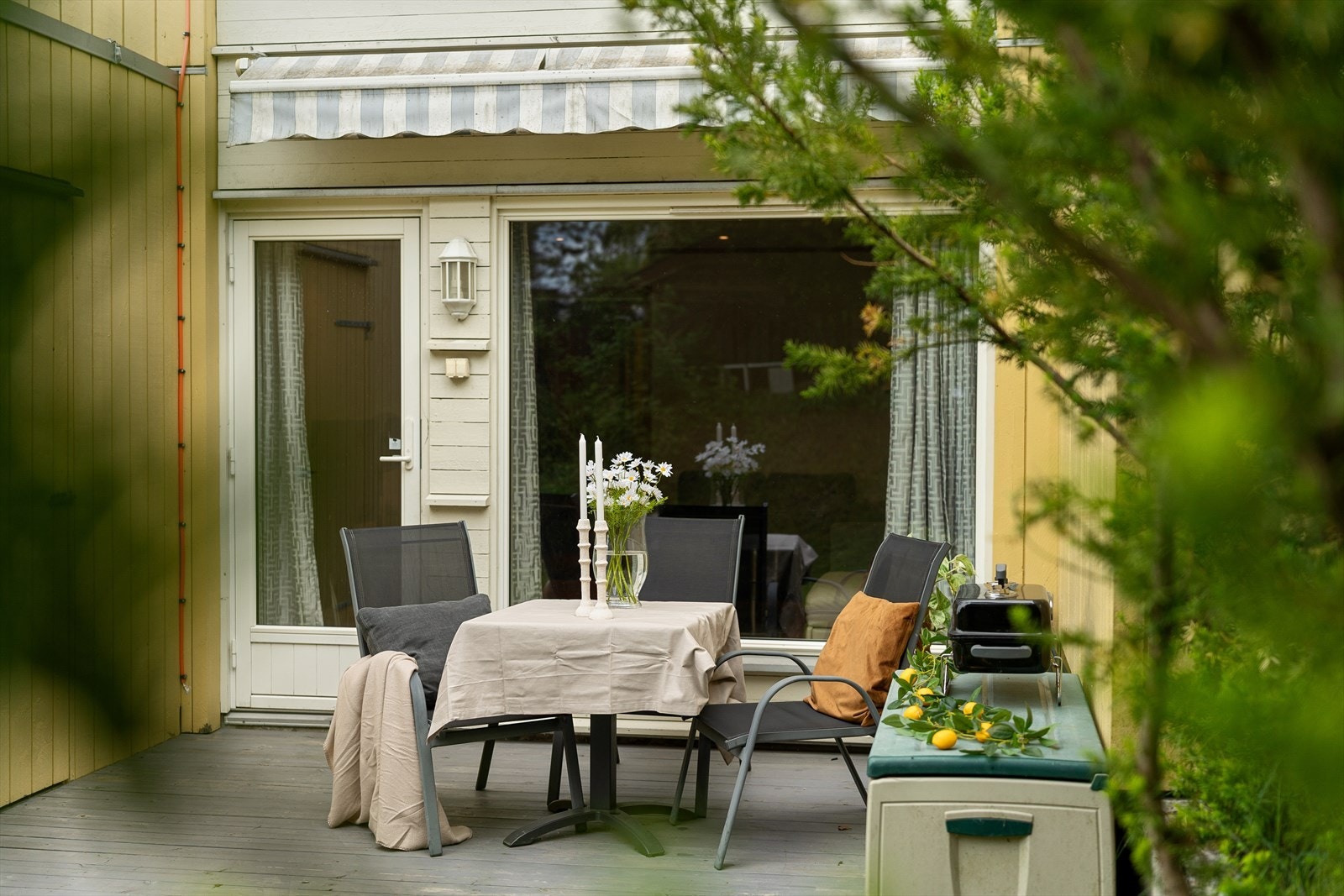 Platting på rundt 10 kvm gir ekstra uteplass til hygge og avslapning. Galleribilde