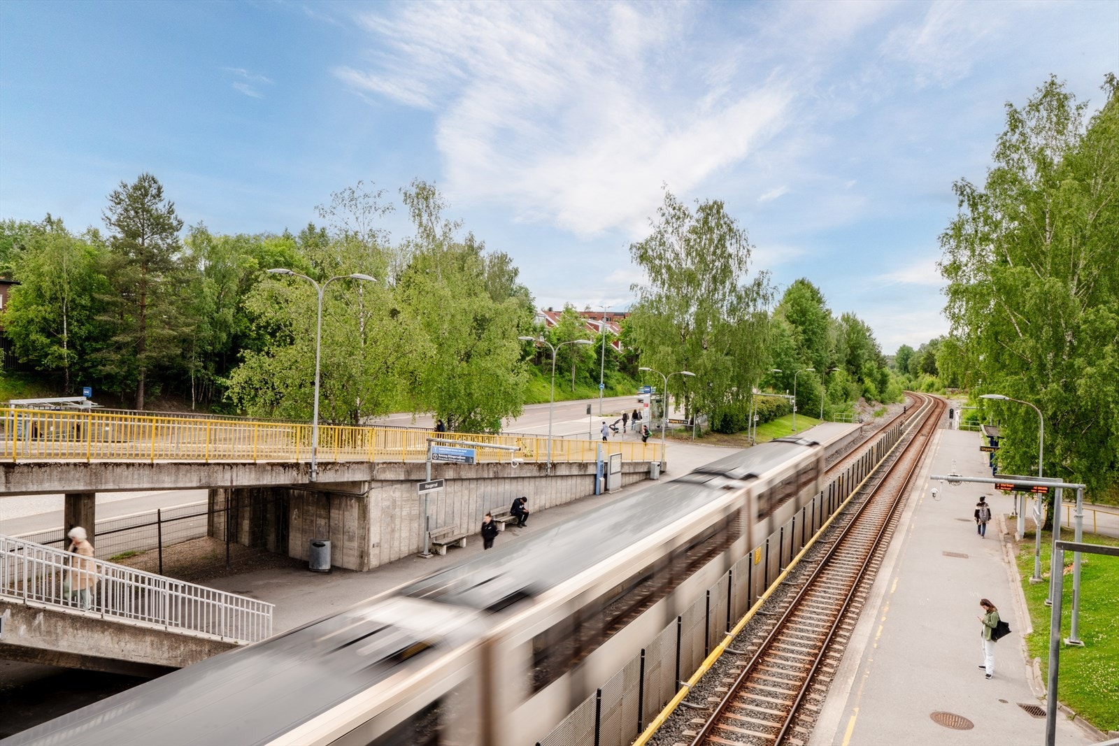 Beliggenheten er svært kollektivvennlig, nærmeste holdeplass ligger bare 100 meter unna, med hyppige avganger av T-bane, buss og flybuss. Galleribilde