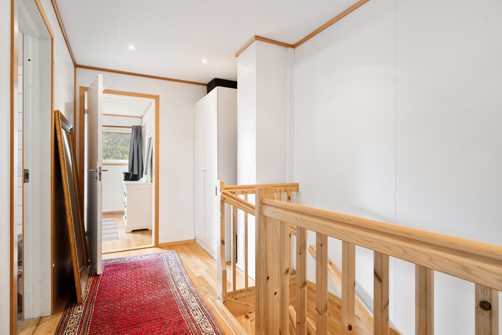 Trapperom med garderobeskap for ekstra oppbevaring. Galleribilde