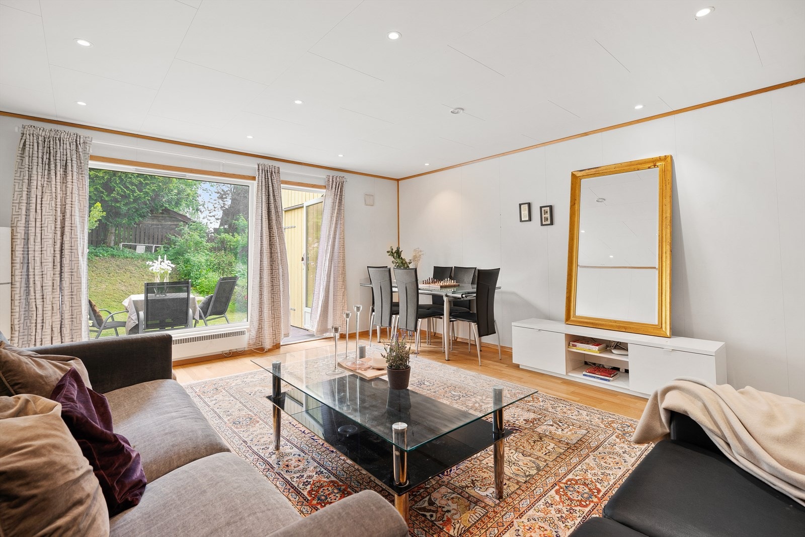 Lys og romslig stue med god plass til både sofagruppe og spisebord. Galleribilde