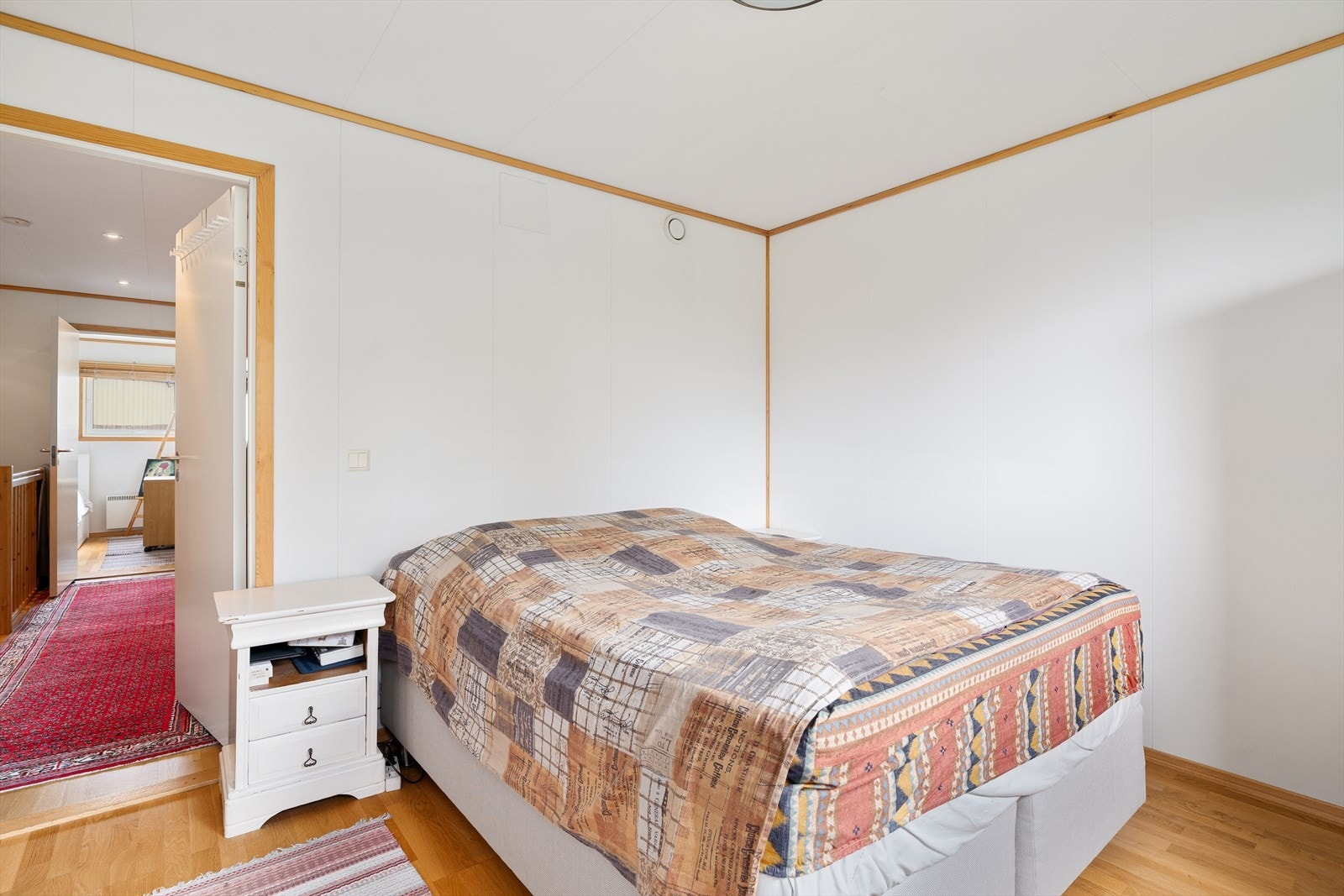 Lyst hovedsoverom. Rommet har en rolig beliggenhet i boligen og gode lysforhold. Galleribilde