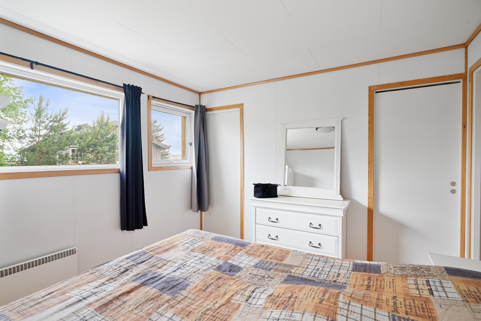 Hovedsoverom av generøs størrelse med plass til dobbeltseng, nattbord og praktisk walk-through garderobe. Galleribilde