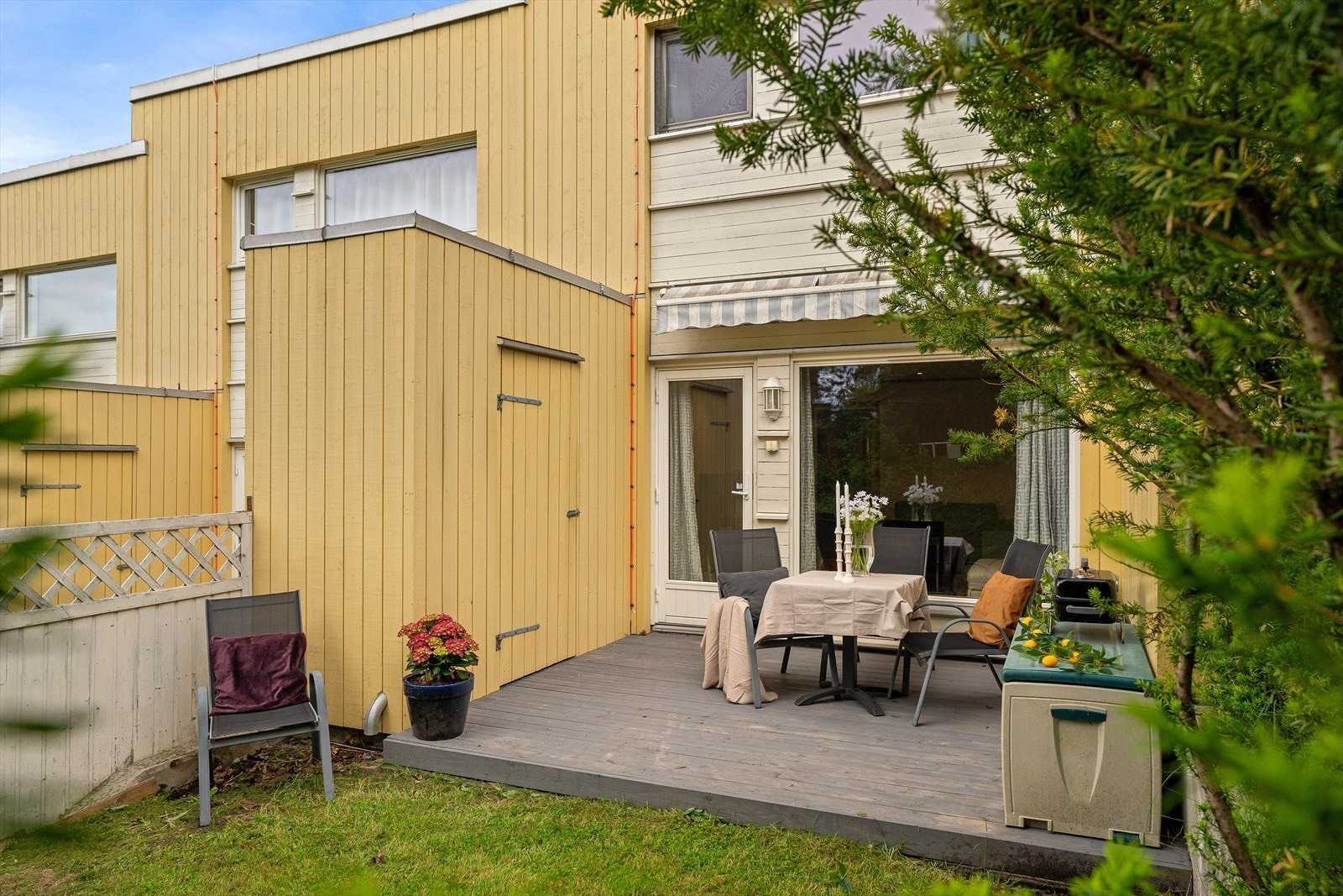 Innbydende hage med gode solforhold, et ekstra oppholdsrom rett utenfor stuen. Galleribilde